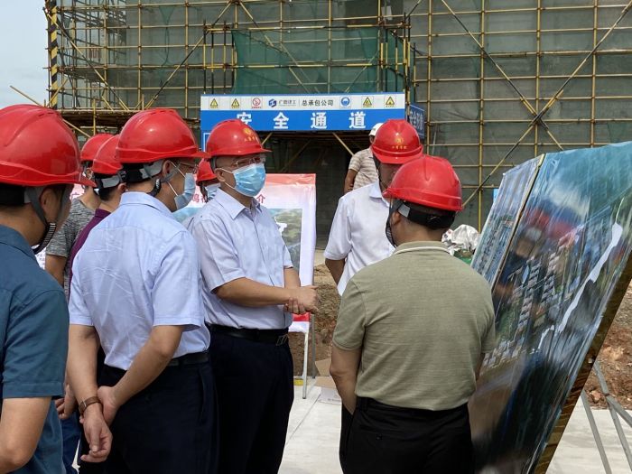 了解學院建設情況。韋艷蘭 攝.jpg