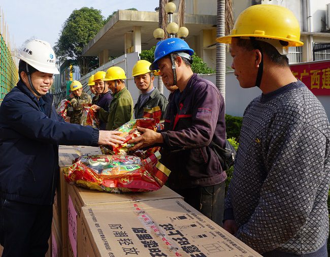 （修圖）為一線工人發(fā)放慰問品。謝微旋 攝_副本.jpg