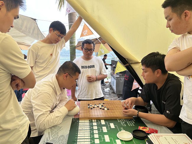 五子棋比賽現(xiàn)場。楊鈺 攝（2）.jpg